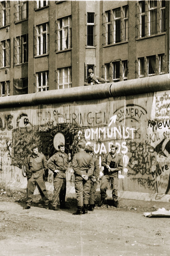 Reparaturarbeiten nach einem Anschlag auf die Mauer 1986. Foto: Ulrich Horb