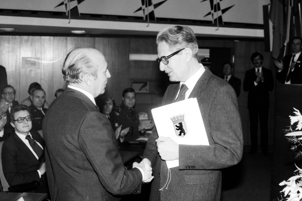 Politik: Bezirksbürgermeister Rudi Pietschker mit Hans-Jochen Vogel. Foto: Ulrich Horb