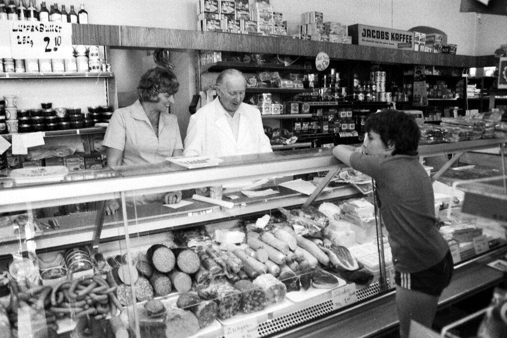 Feinkost: Lebensmittelladen Klaaßen in der Muskauer Straße, achtziger Jahre:. Foto: Ulrich Horb