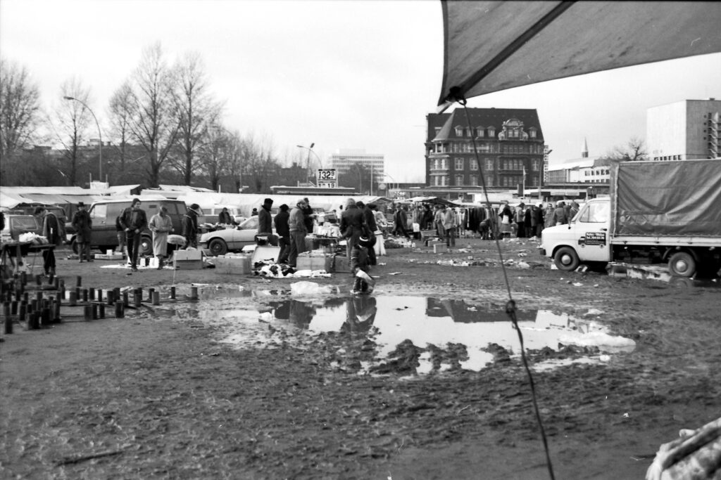 Krempelmarkt am Reichpietschufer 1982. Foto: Ulrich Horb