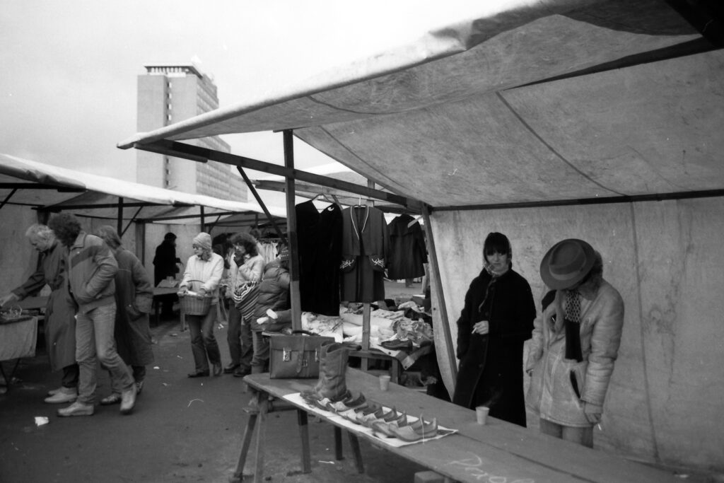 Krempelmarkt am Reichpietschufer 1982. Foto: Ulrich Horb