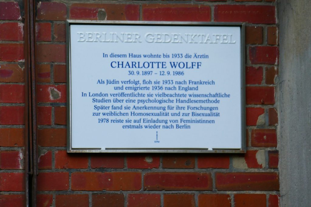 Künstlerkolonie, Gedenktafel für Charlotte Wolff. Foto: Ulrich Horb