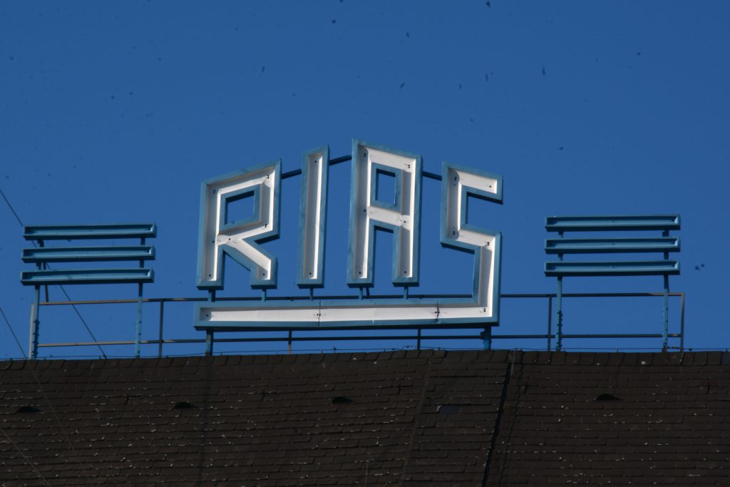 Hörfunk-Sender RIAS Berlin, aufgegangen 1994 im Deutschlandradio, Logo. Foto: Ulrich Horb